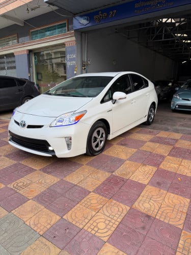 Prius 2015 Option 3 ក្នុង លឿងឃ្មុំហ្សីន អាគុយសំណុំហ្សីន