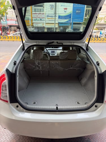 Prius 2015 Option 3 ក្នុង លឿងឃ្មុំហ្សីន អាគុយសំណុំហ្សីន