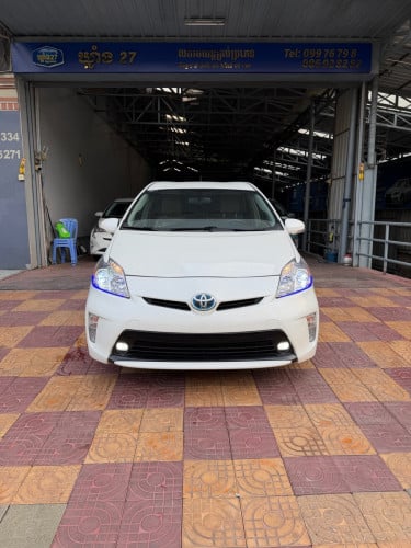 Prius 2015 Option 3 ក្នុង លឿងឃ្មុំហ្សីន អាគុយសំណុំហ្សីន