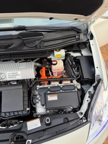 Prius 2015 Option 3 ក្នុង លឿងឃ្មុំហ្សីន អាគុយសំណុំហ្សីន