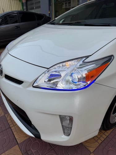 Prius 2015 Option 3 ក្នុង លឿងឃ្មុំហ្សីន អាគុយសំណុំហ្សីន