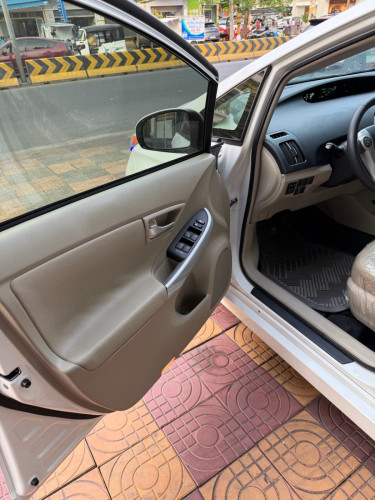 Prius 2015 Option 3 ក្នុង លឿងឃ្មុំហ្សីន អាគុយសំណុំហ្សីន