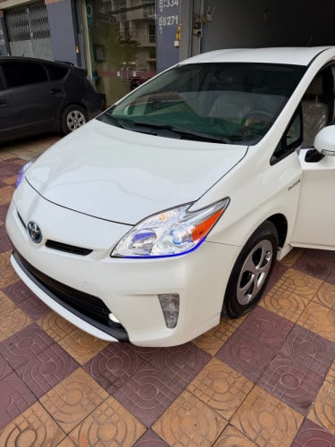 Prius 2015 Option 3 ក្នុង លឿងឃ្មុំហ្សីន អាគុយសំណុំហ្សីន