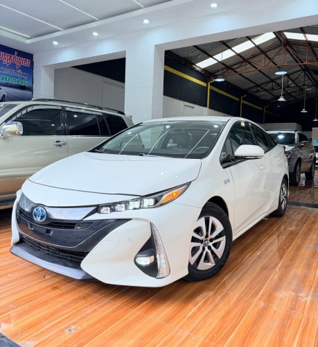 Toyota Prius Prime Full Advanced Technology 2017 ថ្នាំ​សុីន​មួយ​ជុំ​ មាន​ស្លាយ​កុងទ័រ​