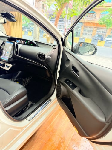 Toyota Prius Prime Full Advanced Technology 2017 ថ្នាំ​សុីន​មួយ​ជុំ​ មាន​ស្លាយ​កុងទ័រ​