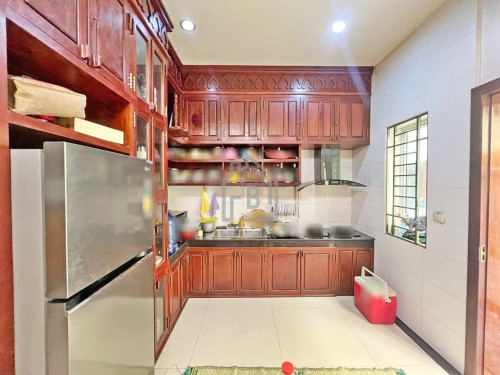 Twin Villa 4 Bedrooms for RENT near RATANA Plaza