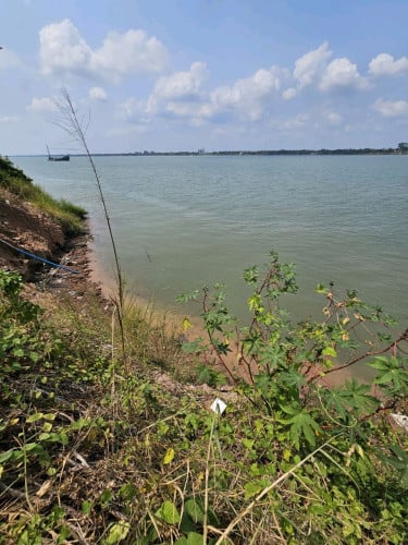 ដីជាប់ទន្លេលក់