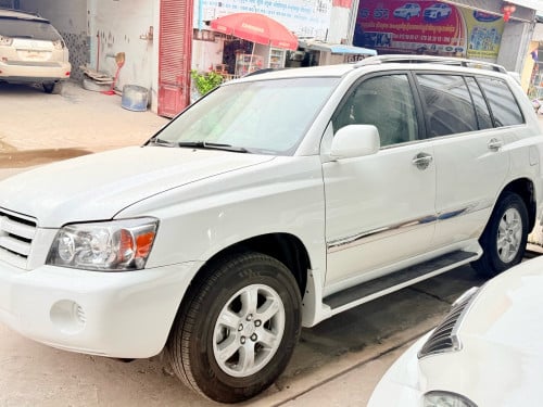 ឡានលក់ឆ្នាំ05 ម៉ាស៊ីន4 ប៉ុង1 កៅអី3ជួល កៅអីចុច ក្នុងលឿង មានវូលីមចង្កូត ពណ៌ស