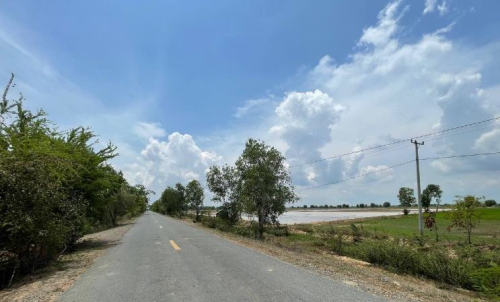 ដីជាប់ផ្លូវកៅស៊ូ លក់ក្រោមទីផ្សារ ព្រោះម្ចាស់ប្រញាប់លុយ (តម្លៃទីផ្សារ $១០/1ម2 នេះលក់តែ $៧/1ម2 ចចារ)