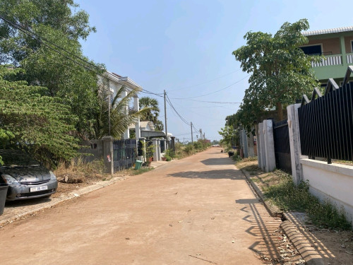ផ្ទះស្ថិតនៅទីប្រជុំជនជាប់ផ្លូវកៅស៊ូខាងជើងរង្វង់មូលស្វាយធំ200ម៉ែត្រ