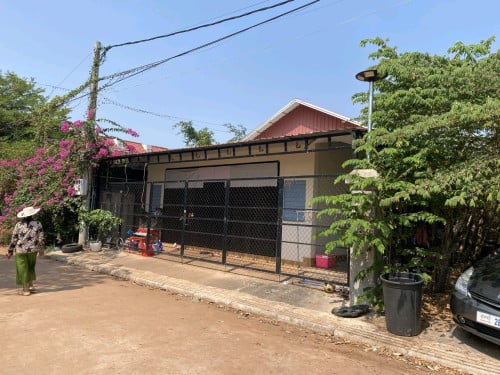 ផ្ទះស្ថិតនៅទីប្រជុំជនជាប់ផ្លូវកៅស៊ូខាងជើងរង្វង់មូលស្វាយធំ200ម៉ែត្រ