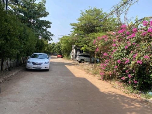 ផ្ទះស្ថិតនៅទីប្រជុំជនជាប់ផ្លូវកៅស៊ូខាងជើងរង្វង់មូលស្វាយធំ200ម៉ែត្រ