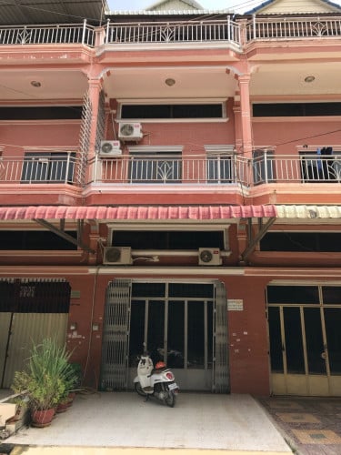 ផ្ទះលក់ មានចំនូលជួលស្រាប់ នឹងមានកុងត្រាច្បាស់លាស់ (450$/ខែ