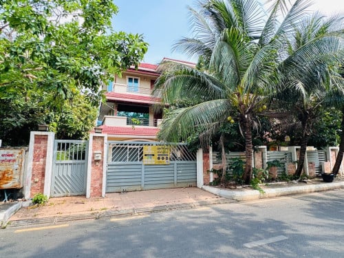វីឡាឃ្វីន (Queen Villa) លើផ្លូវភ្លោះ ក្នុងបុរី វិមានភ្នំពេញ 598 លក់បន្ទាន់ខ្លាំង