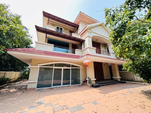 វីឡាឃ្វីន (Queen Villa) លើផ្លូវភ្លោះ ក្នុងបុរី វិមានភ្នំពេញ 598 លក់បន្ទាន់ខ្លាំង