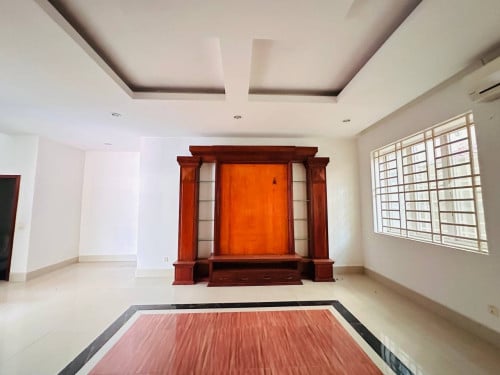 វីឡាឃ្វីន (Queen Villa) លើផ្លូវភ្លោះ ក្នុងបុរី វិមានភ្នំពេញ 598 លក់បន្ទាន់ខ្លាំង