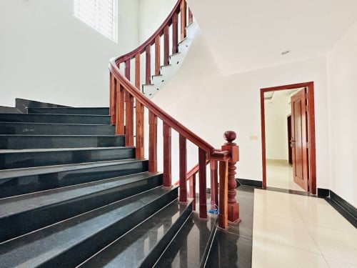 វីឡាឃ្វីន (Queen Villa) លើផ្លូវភ្លោះ ក្នុងបុរី វិមានភ្នំពេញ 598 លក់បន្ទាន់ខ្លាំង