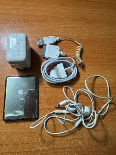 iPod 8GB full accessories for sale