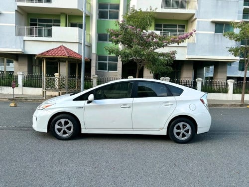 Prius 2012 option 3 ខាងក្នុងប្រផេះ ក្រដាសពន្ធថ្មី ឡានមូលអត់បុកប៉ះ ទឹកថ្នាំបាញ់តែខាងក្រោយ1ទេ