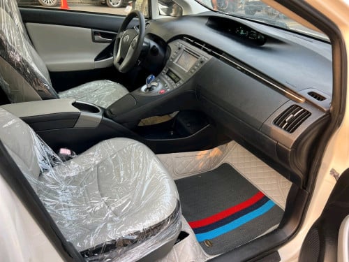 Prius 2012 option 3 ខាងក្នុងប្រផេះ ក្រដាសពន្ធថ្មី ឡានមូលអត់បុកប៉ះ ទឹកថ្នាំបាញ់តែខាងក្រោយ1ទេ