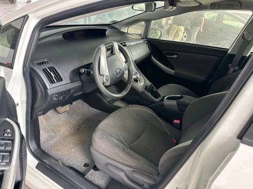 Prius 2012 option 3 ខាងក្នុងប្រផេះ ក្រដាសពន្ធថ្មី ឡានមូលអត់បុកប៉ះ ទឹកថ្នាំបាញ់តែខាងក្រោយ1ទេ