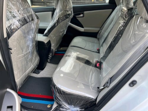 Prius 2012 option 3 ខាងក្នុងប្រផេះ ក្រដាសពន្ធថ្មី ឡានមូលអត់បុកប៉ះ ទឹកថ្នាំបាញ់តែខាងក្រោយ1ទេ