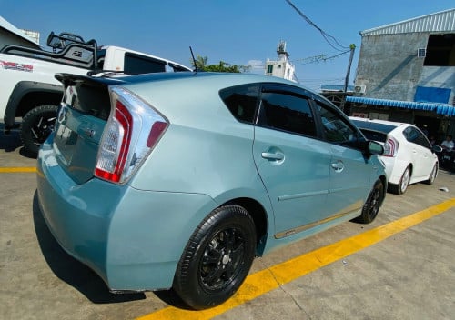Prius 2013 option 4 deluxe sola