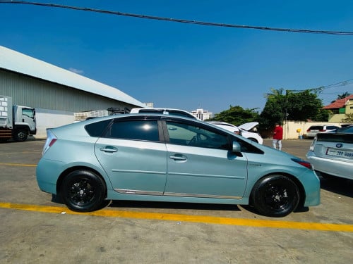 Prius 2013 option 4 deluxe sola