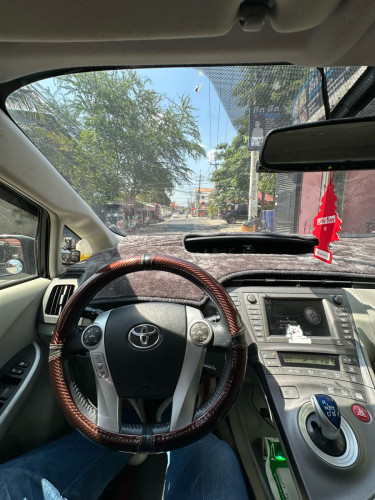 Prius 2013 option 4 deluxe sola
