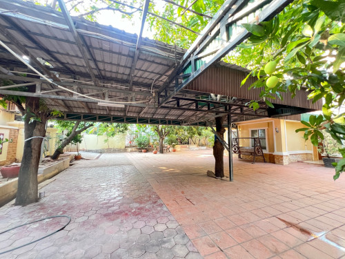 Single villa for rent at Chrouy Changva, Sokha