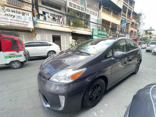 Urgent sale Toyota Prius 2012 option3 sola new tax paper