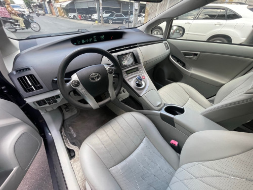 Urgent sale Toyota Prius 2012 option3 sola new tax paper