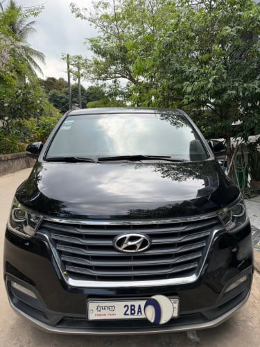 ឡានសម្រាប់ជួល​ ជាមួយអ្នកបេីកបរ Minivan Rental with Driver