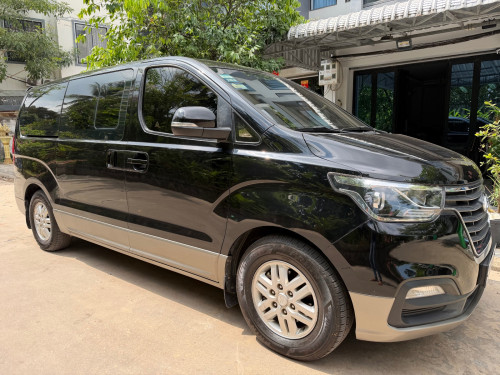 ឡានសម្រាប់ជួល​ ជាមួយអ្នកបេីកបរ Minivan Rental with Driver