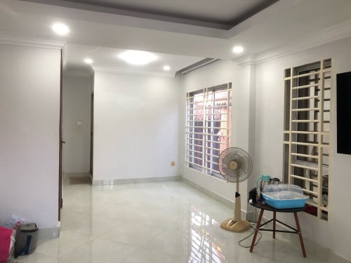 ផ្ទះក្បែរផ្សារ ធំទូលាយ មានចំណតឡាន