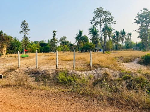 ដីលក់បន្ទាន់លើផ្លូវគ្រួសក្រហម
