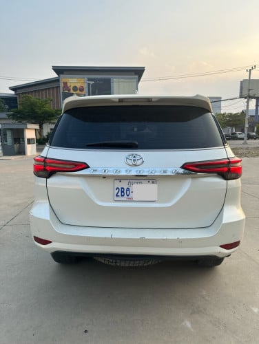 ឡានលក់ឬសាងបានស្រុីនទាំងកាង