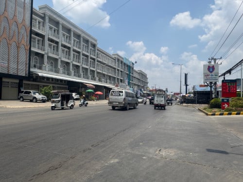 ផ្ទះ2ល្វែងកែងសម្រាប់ជួល នៅលើផ្លូវធំព្រៃស