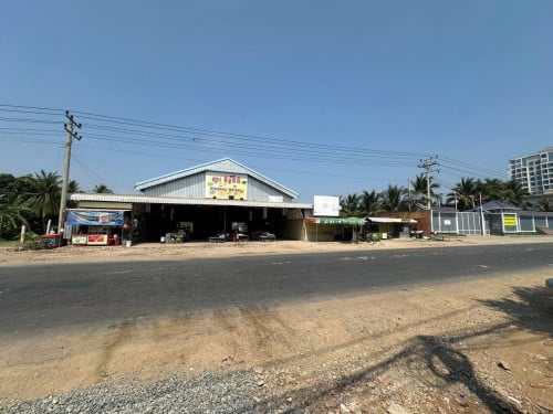 ដីលក់មានផ្សារនិងចំណូលស្រាប់រាល់ខែទំហំ  36m x 70m