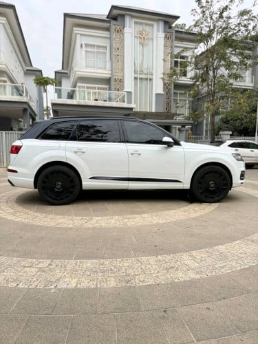 វើតៗ Audi Q7 2017 $31,900