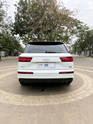 វើតៗ Audi Q7 2017 $31,900