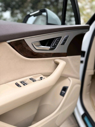 វើតៗ Audi Q7 2017 $31,900