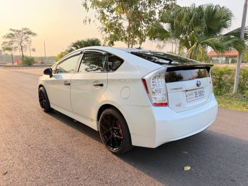 លក់​ Prius ឆ្នាំ០១០​ អប់សិន៥​ តំលៃ16900$ ចរចារ