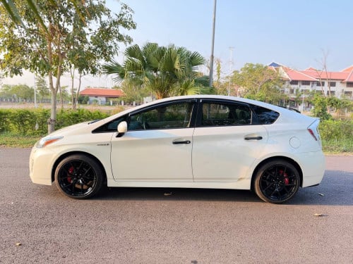 លក់​ Prius ឆ្នាំ០១០​ អប់សិន៥​ តំលៃ16900$ ចរចារ