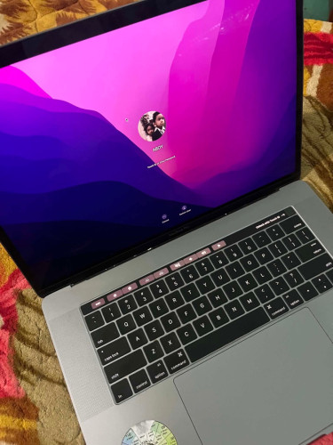 MacBook Pro 2016 256g core i7 15nich Touch Bar 97%