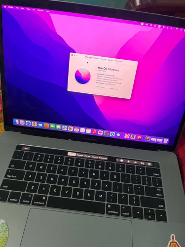 MacBook Pro 2016 256g core i7 15nich Touch Bar 97%