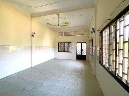ផ្ទះអាជីវកម្មលក់លើផ្លូវជាតិលេខ៥