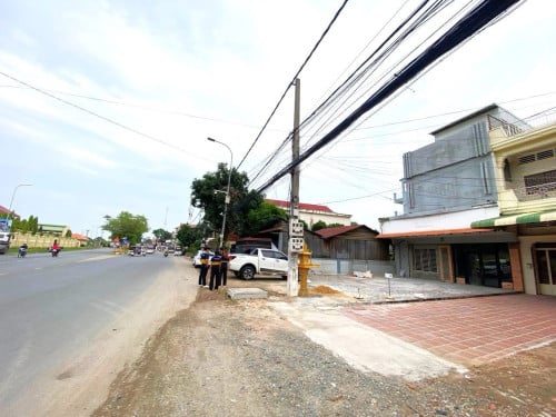 ផ្ទះអាជីវកម្មលក់លើផ្លូវជាតិលេខ៥