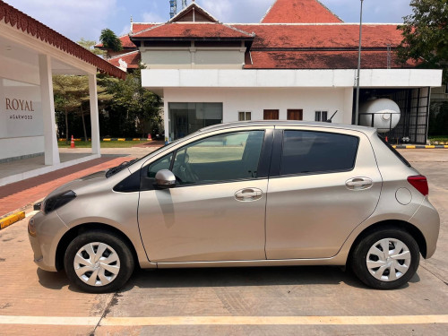 Toyota Vitz015