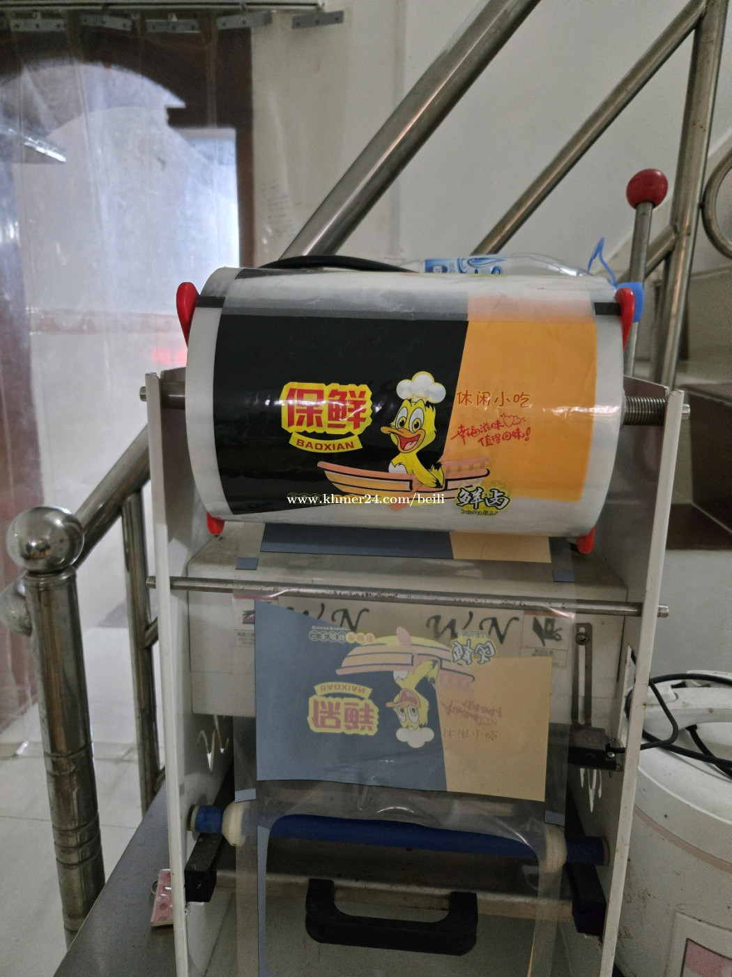Food box sealing machine, with 3 boxes of food boxes